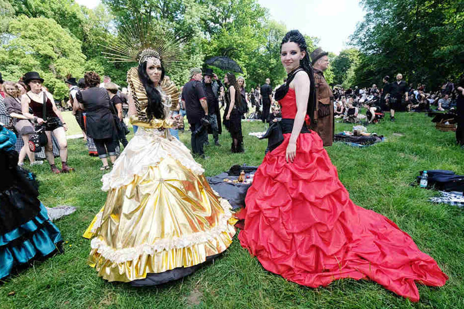 Schaulaufen auf der Wiese im Clara-Zetkin-Park: Beim Viktorianischen Picknick stachen diese Schönheiten aus der Masse.