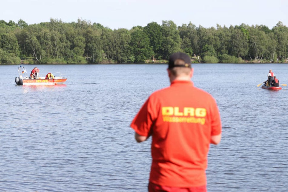 Boote der DLRG suchen den See nach dem Vermissten ab.