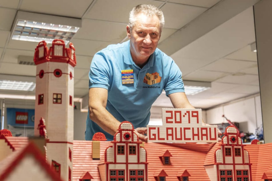 Maik Schenker (57) ist Professor an der Berufsakademie Glauchau. Seit 25 Jahren sammelt und baut er mit LEGO.