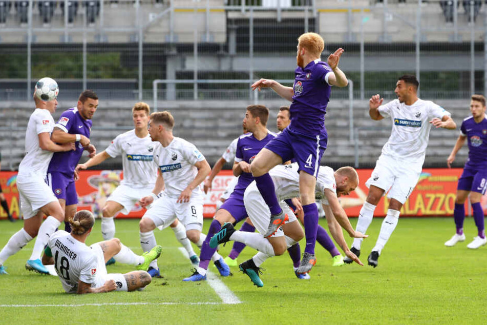 In Sandhausen stieg Fabian Kalig nach einem einstudierten Eckball am höchsten und köpfte Aleksandr Zhirov (l.), von dem der Ball ins Tor sprang.