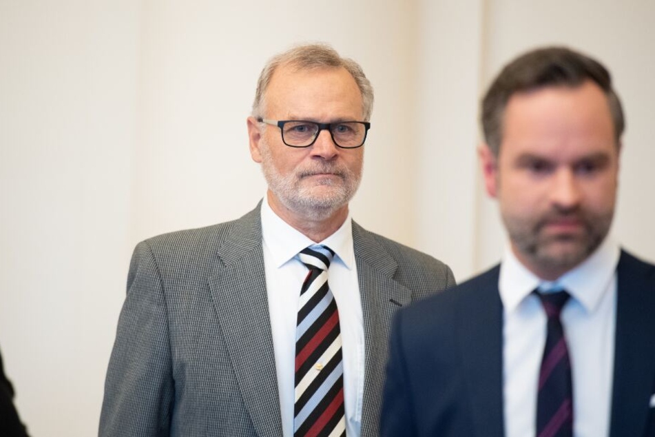 Gunnar Solberg (l), Sohn des norwegischen KZ-Überlebenden Johan Solberg, kommt mit seinem Anwalt Patrick Lundevall-Unger in den Gerichtssaal.