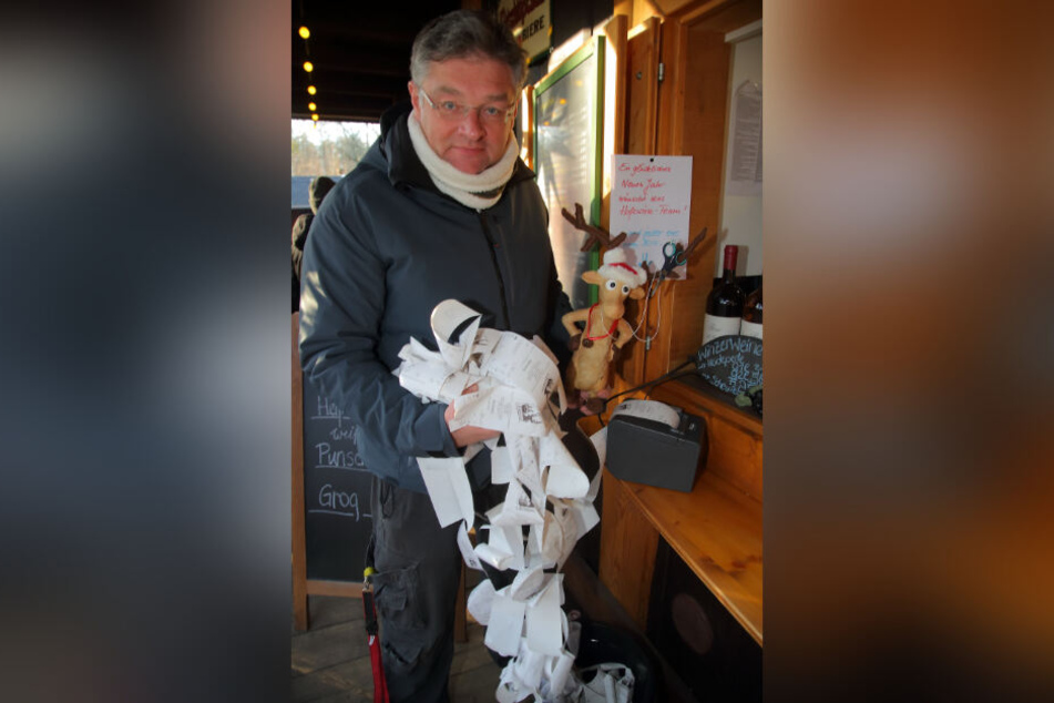 Hofewiesen-Wirt Holger Zastrow (51) zeigt die neue Bon-Flut.