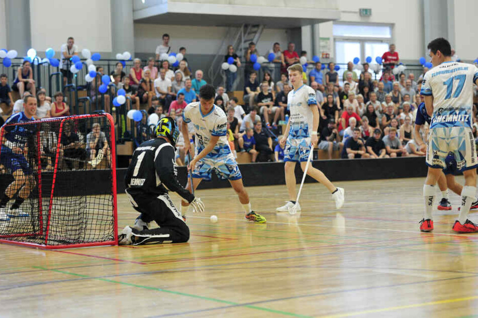 Diese Sportart hieß früher mal anders: Die Floorball-Spieler beim All-Star-Match in der Schlossteich-Sporthalle.