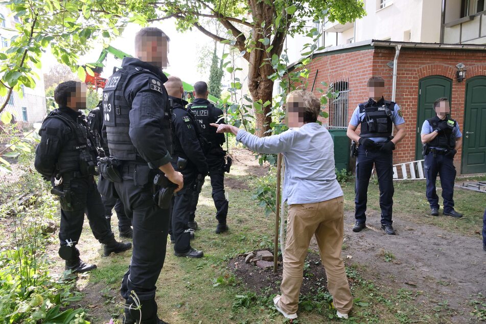 Während der Fällung unter Polizeischutz kam es zu Anwohnerprotesten.