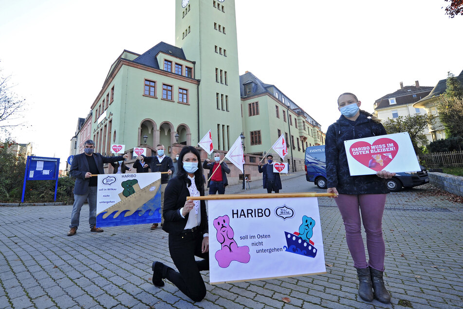 Betriebsräte, Gewerkschafter und Politiker demonstrierten vor dem Rathaus von Wilkau-Haßlau für den Verbleib des Haribo-Werkes.