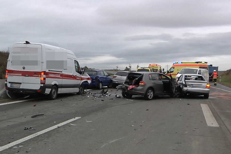 Bei dem Unfall waren laut Polizei acht Autos beteiligt.