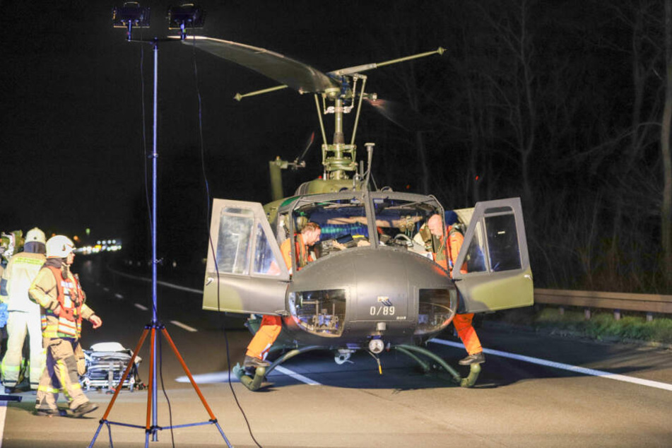 Der Schwerverletzte wurde von einem Rettungshubschrauber in ein Krankenhaus geflogen.