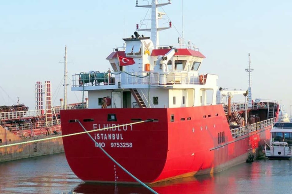 Die maltesische Armee hat die Kontrolle über ein Handelsschiff übernommen, das zuvor Migranten in ihre Gewalt gebracht und eigenmächtig Richtung Malta gesteuert hatten.