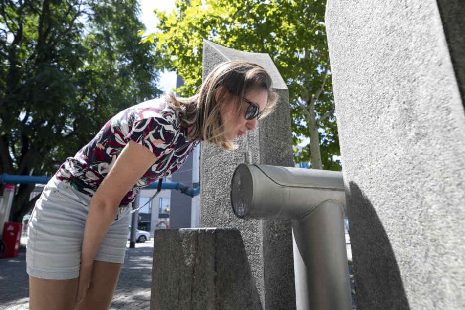 Trinkwasserbrunnen wie hier in Dresden sind beliebt bei Einheimischen wie Touristen.