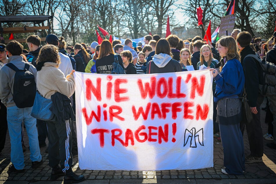 Trotz ihrer Schulzeit gingen tausende Schüler auf die Straße, um gegen die Wehrpflicht zu protestieren.
