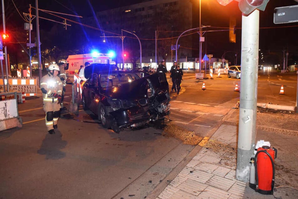 Suff-Crash: BMW nietet Poller um und kracht gegen Verkehrsschild