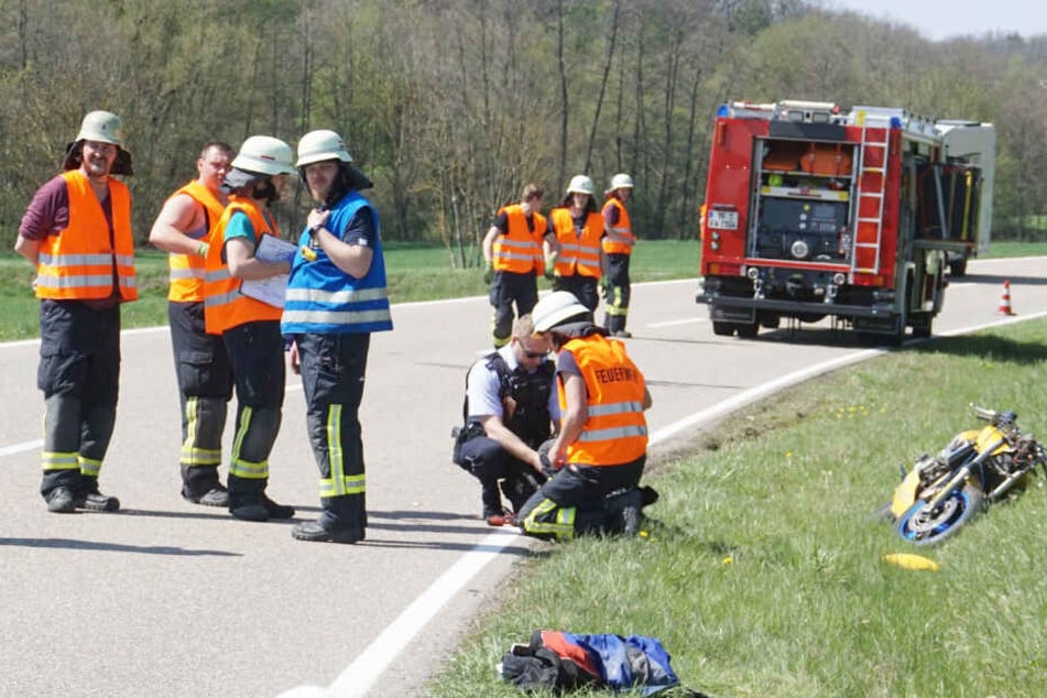 Die Feuerwehr am Unfallort.