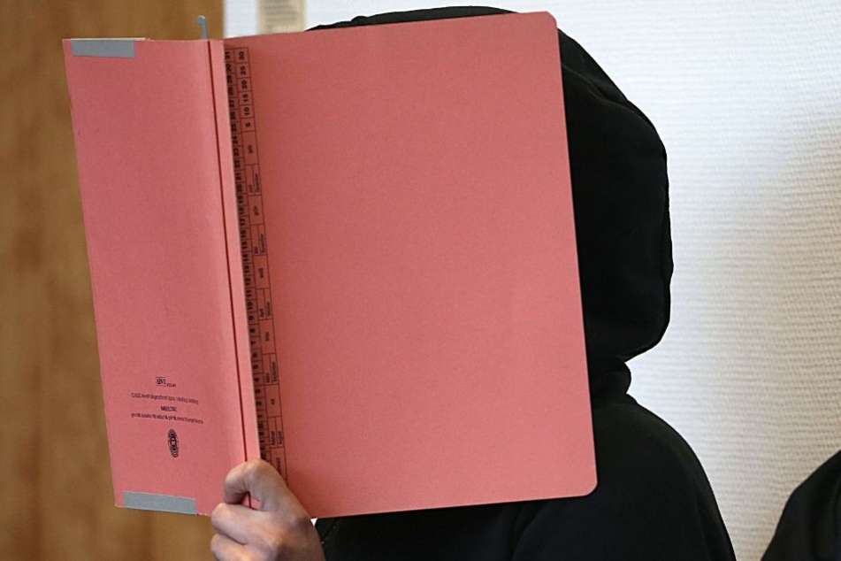 Die Angeklagte während des Prozesses im Gerichtssaal in Bonn.