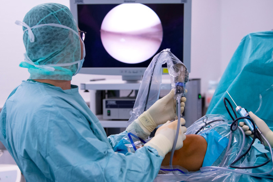 Ein Arzt operiert in der Orthopädischen Chirurgie München (OCM) einen Patienten am Knie.