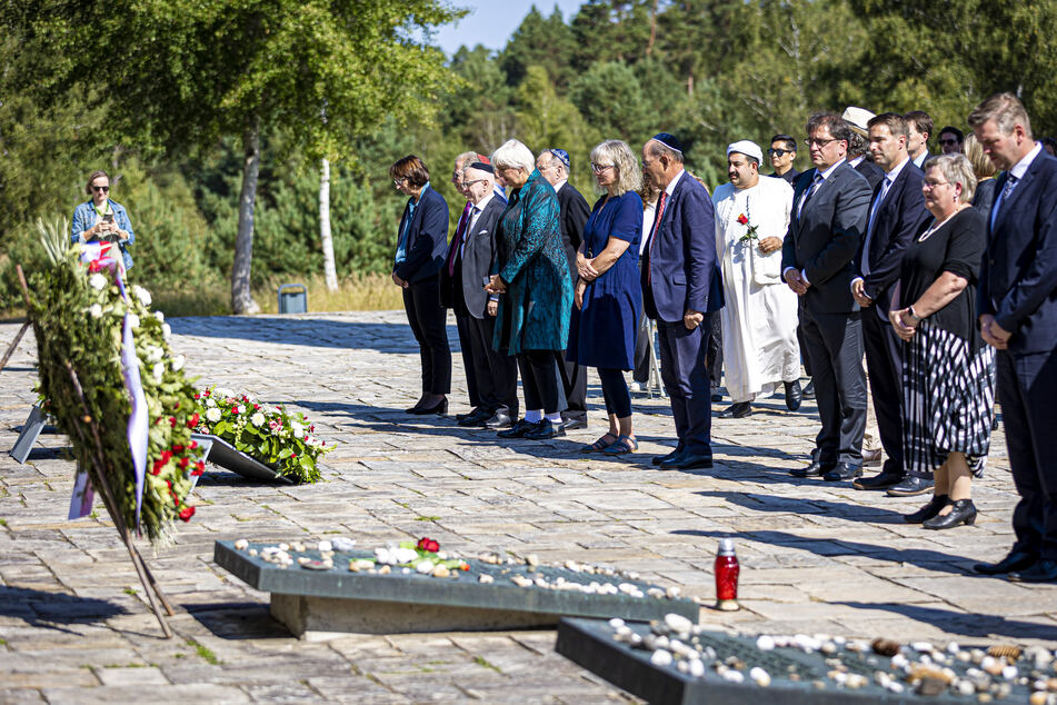 Claudia Roth (67, Mitte, Bündnis 90/Die Grünen), Staatsministerin für Kultur und Medien, nimmt an der Gedenkveranstaltung auf dem Gelände der Gedenkstätte Bergen-Belsen teil.