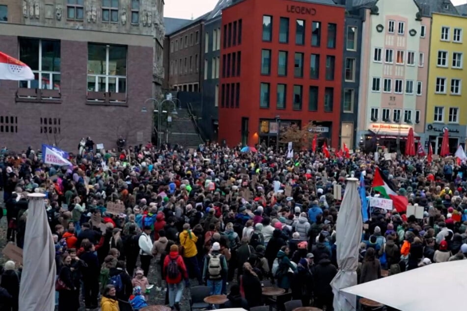 Trotz des schlechten Wetters hatten sich am Donnerstag deutlich mehr Menschen zur Demo auf dem Alter Markt versammelt, als zunächst angenommen.