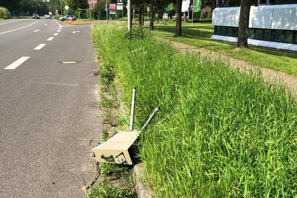 Das Radargerät kippte auf die Straße und wurde durch den Stoß beschädigt.