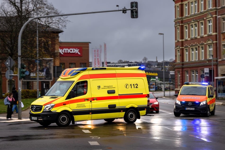 Krankenwagen an der Ampelkreuzung am Thomas-Mann-Platz: Funkmodule sollen Rettungswagen ermöglichen, dass die Ampel auf Grün schaltet.