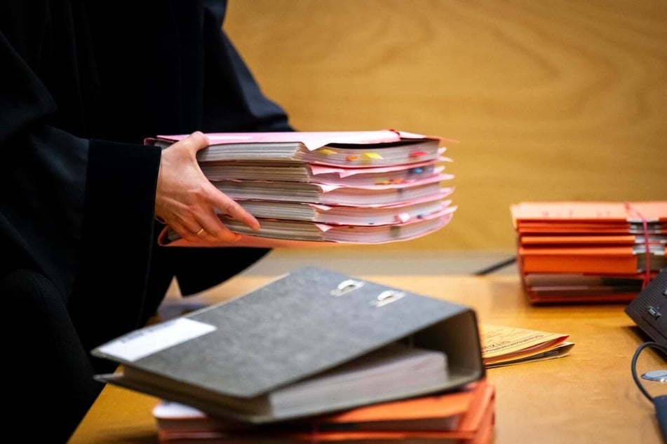 Der Prozess beschäftigt sich mit dem gewaltsamen Tod einer 78-jährigen Rentnerin in Brotterode, deren Vertrauen offenbar gezielt ausgenutzt wurde.