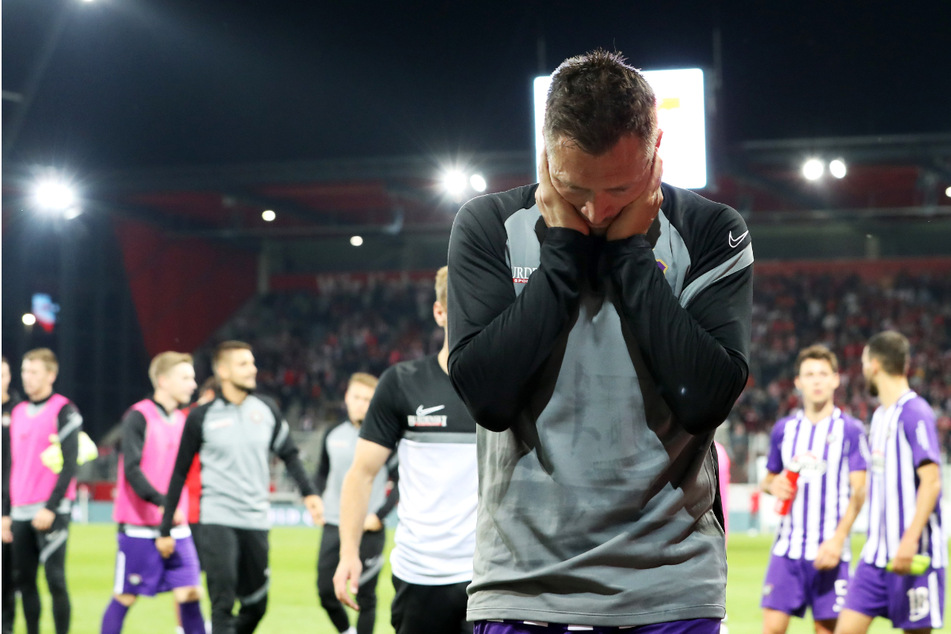 Au Backe! Sören Gonther (34) lässt nach dem Spiel den Kopf hängen.