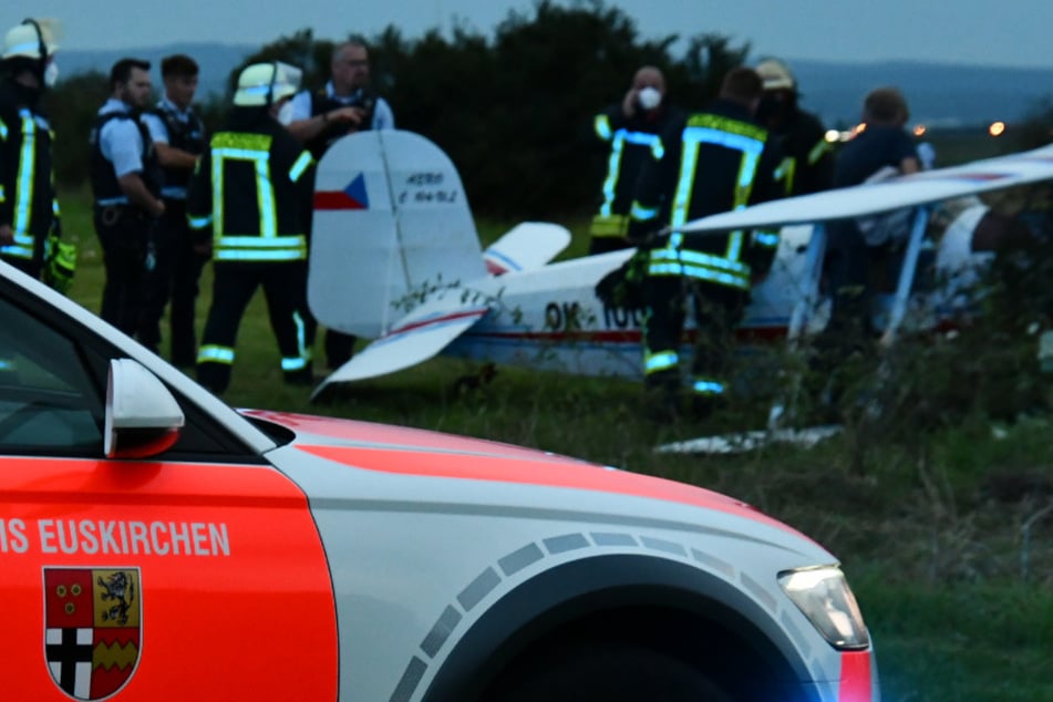 Köln: Doppeldecker bei Notlandung verunglückt - Pilot verletzt