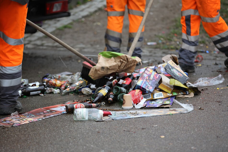 Insgesamt 80 Tonnen Silvestermüll haben die AWB Köln in den Tagen nach Neujahr eingesammelt. (Symbolbild)