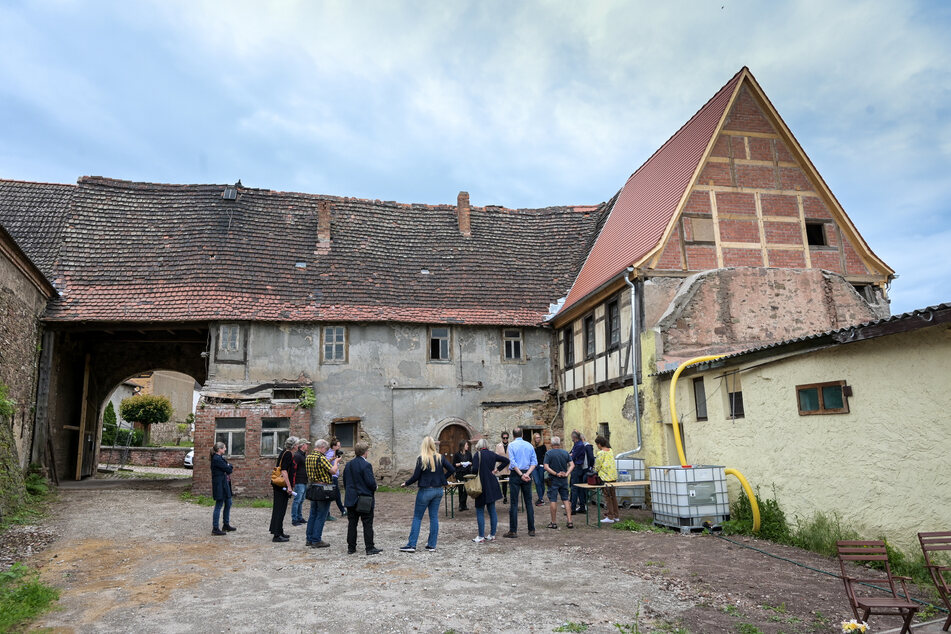 Bauarbeiten in alten Gebäuden bieten immer wieder die Chance auf Zufallsfunde. In Wettin kam in einem historischen Gebäudekomplex ein umfangreicher Münzschatz zutage.