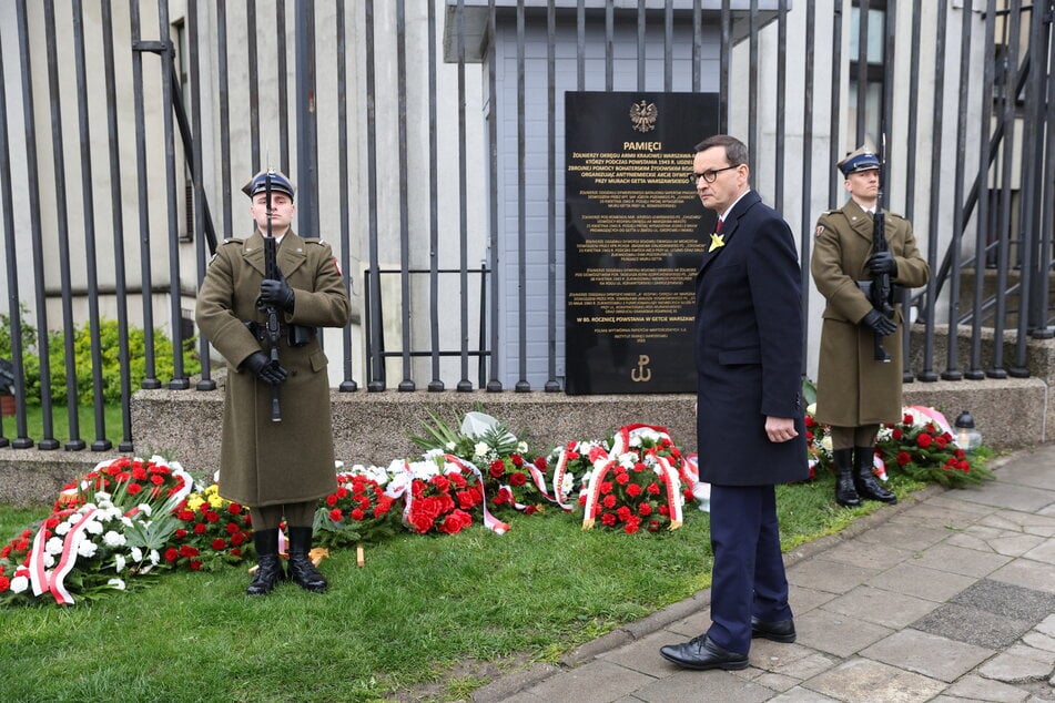 Mateusz Morawiecki (54, M), Ministerpräsident von Polen), steht nach der Blumenniederlegung vor der Gedenktafel für die Soldaten der Heimatarmee, im Rahmen einer Gedenkfeier zum 80. Jahrestag des Aufstandes im Warschauer Ghetto.
