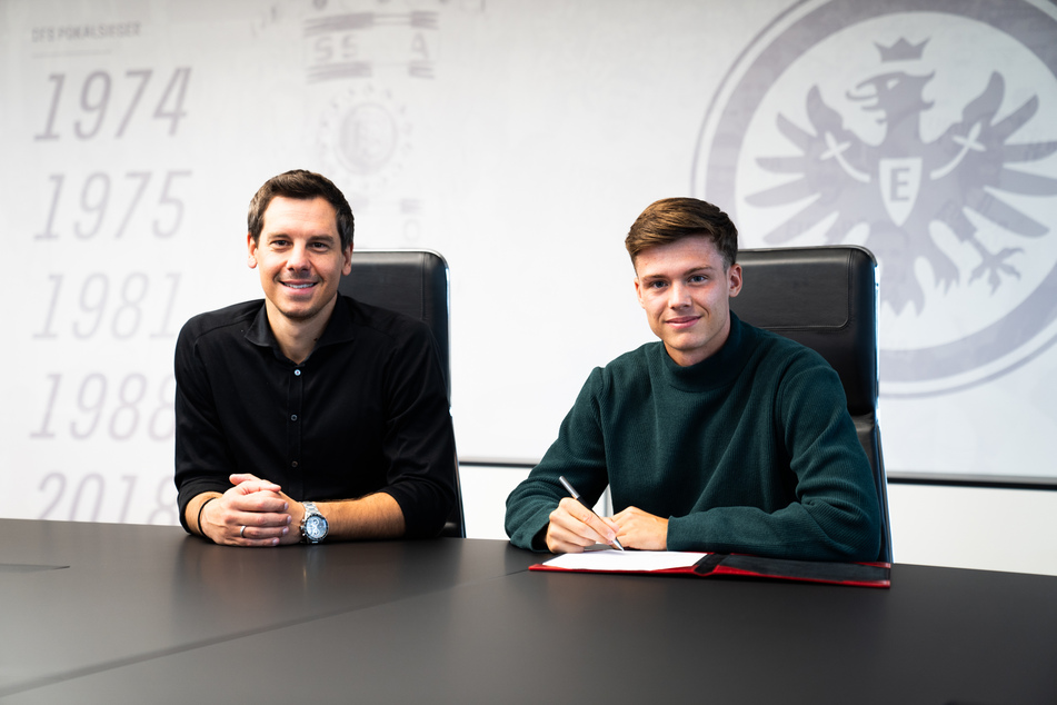 Sidney Raebiger (18, r.) bei der Vertragsunterzeichnung zusammen mit SGE-Sportdirektor Timmo Hardung (33).
