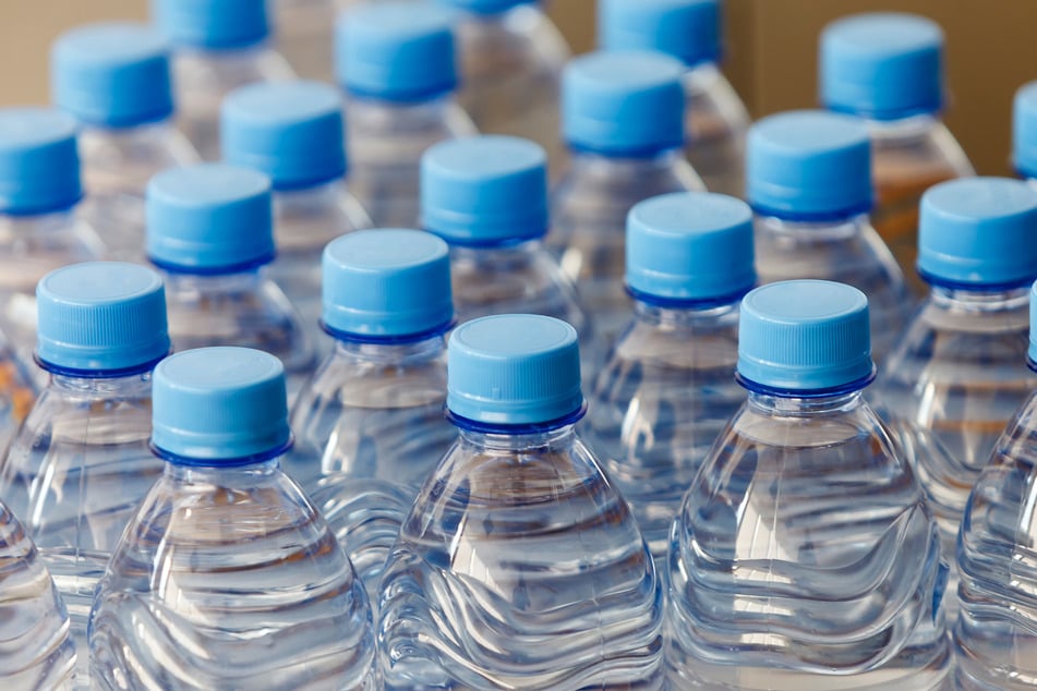 Die heruntergefallenen Wasserflaschen wurden von der Polizei, der Straßenmeisterei und sogar einigen Autofahrern wieder eingesammelt. (Symbolbild)