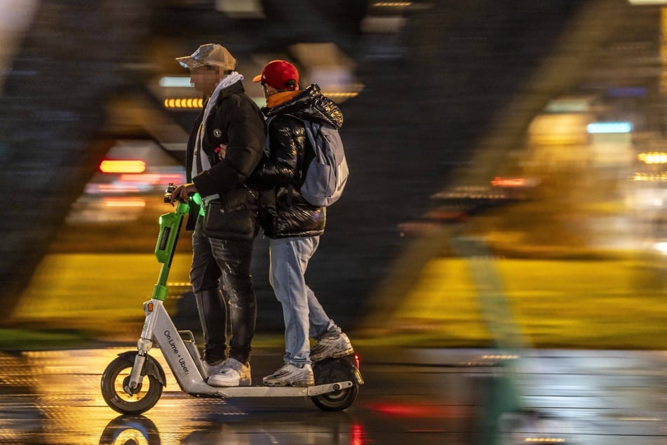 Wer zu zweit mit einem E-Scooter fährt, muss künftig mehr blechen.