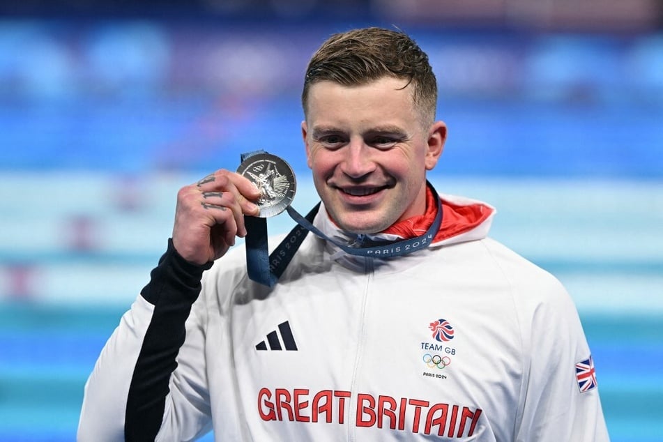 Stolz posiert Adam Peaty (29) mit olympischem Silber nach zwei schweren Jahren.