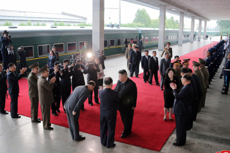Hohe Würdenträger versammelten sich an einem Bahnhof von Pjöngjang, um sich von ihrem Chef zu verabschieden.