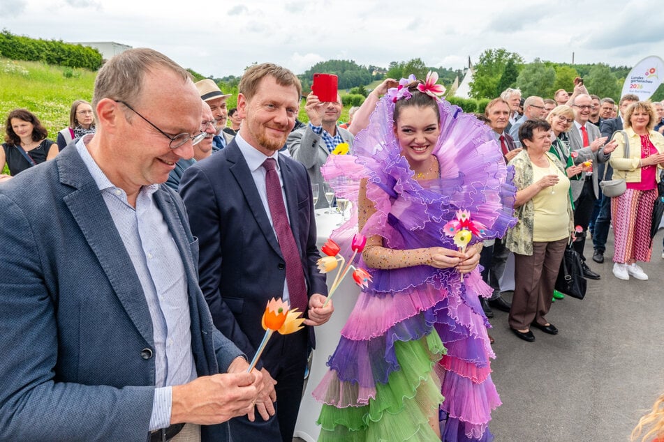 Ministerpräsident und CDU-Chef Michael Kretschmer (49, CDU) will sich nächste Woche mit den Grünen zusammensetzen. Ob die Gespräche unter anderem mit Noch-Landwirtschaftsminister Wolfram Günther (51, Grüne, l.) so einträchtig verlaufen wie der erste Spatenstich für die 10. Sächsische Landesgartenschau 2026 in Aue?