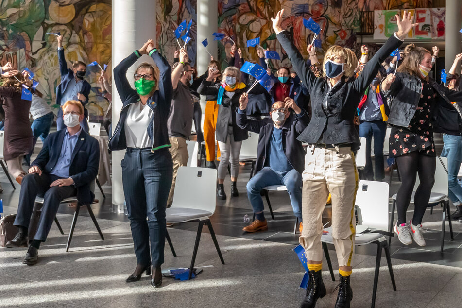 Ausgelassene Stimmung in der Stadthalle beim Verkünden des Ergebnisses.