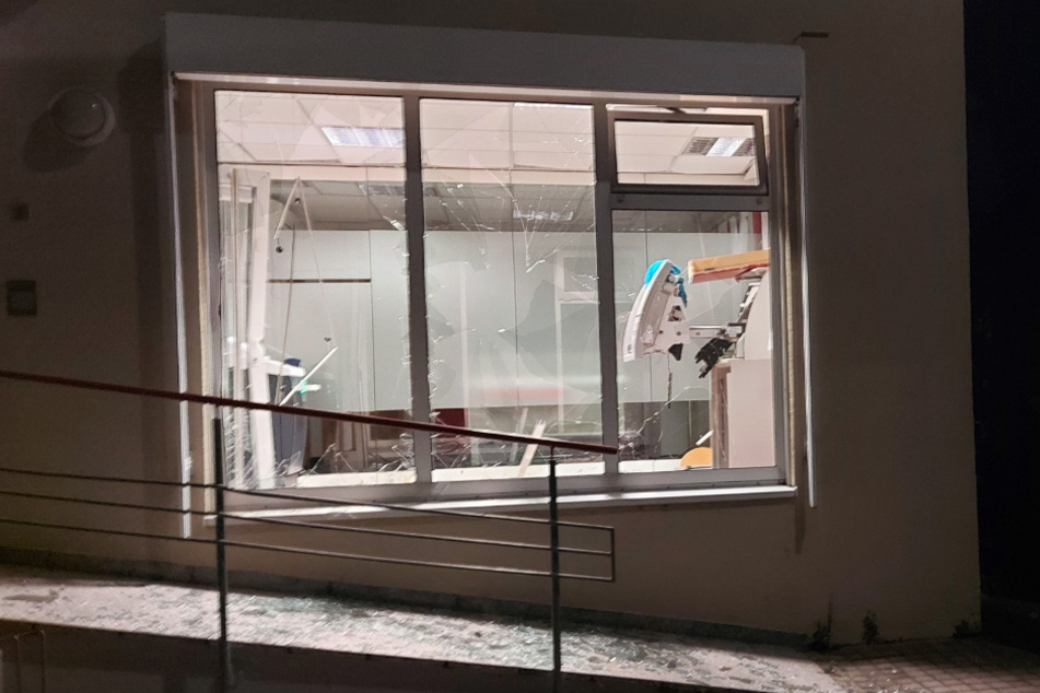 Die Scheiben einer Bankfiliale in Brackenheim sind zerborsten. Unbekannte haben einen Geldautomat gesprengt.