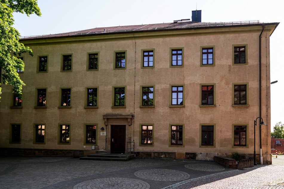 Das alte Gebäude an der Kirche ist angemietet und beherbergt die Klassen 5 und 6 – wenn auch beengt.