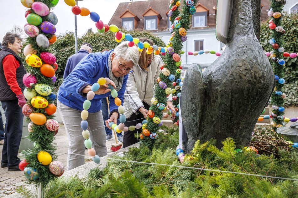 Martina Schneider (73) und viele weitere Seniorenclub-Mitglieder waren gestern fleißig beim Schmücken des Osterbrunnens dabei.