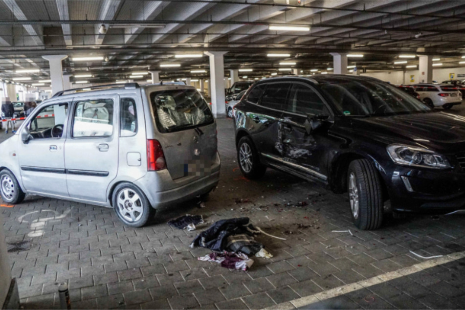 Die Frau war zwischen Opel (links) und Volvo eingeklemmt worden.