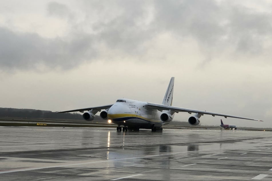 Die Antonov 124 landete am vergangenen Samstag am Köln Bonn Airport und brachte 2,8 Millionen Corona-Tests.