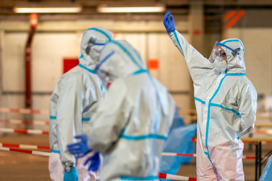 Helfer am Testzentrum das am Militärflughafen Gütersloh eingerichtet wurde.