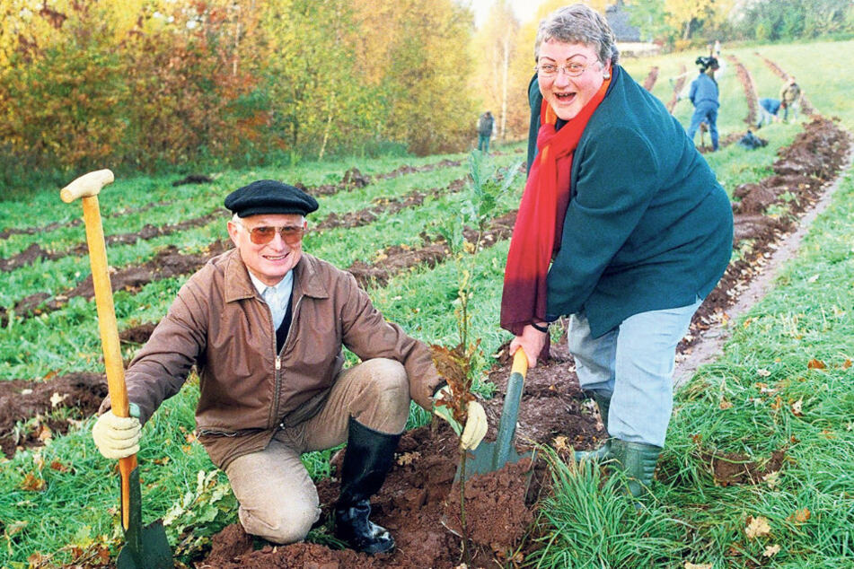 Berühmt und berüchtigt: Grünflächenamtsleiterin Herma Heinze (heute 68) pflanzte 2000 mit Umweltbürgermeister Gerd Bochmann Stieleichen.