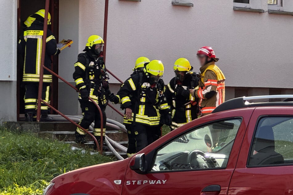 Die Feuerwehrleute betraten das Gebäude mit Atemschutz.
