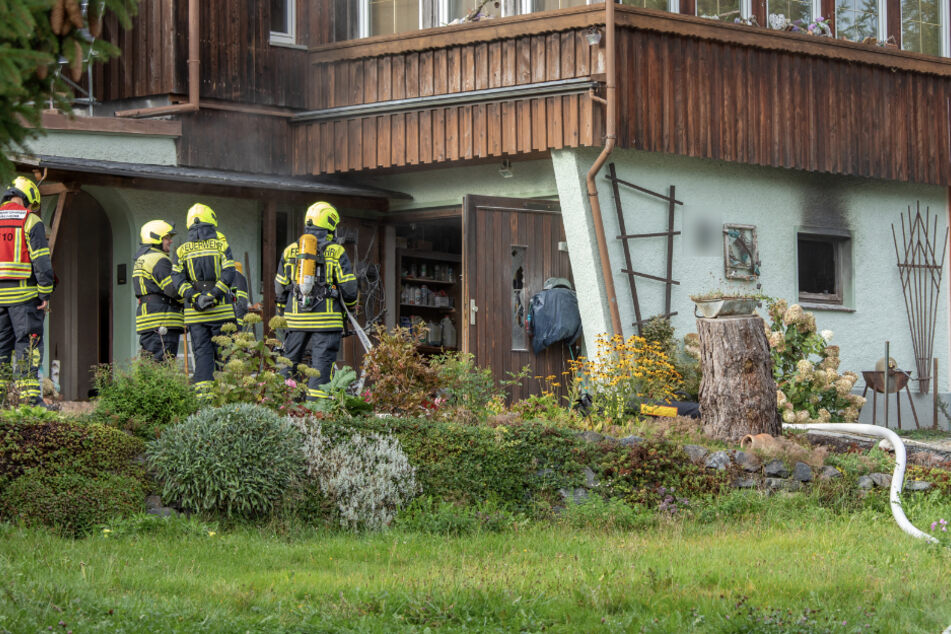 Garagenbrand im Erzgebirge: Feuerwehr verhindert Schlimmeres