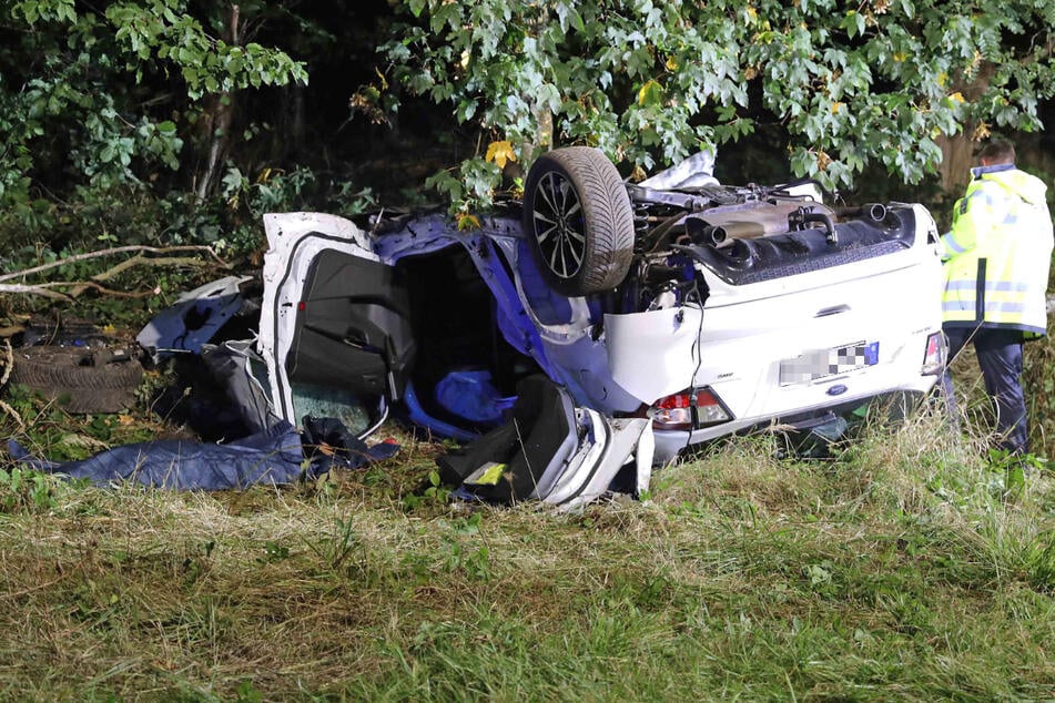 Das Auto überschlug sich mehrmals und blieb neben der Fahrbahn auf dem Dach liegen.