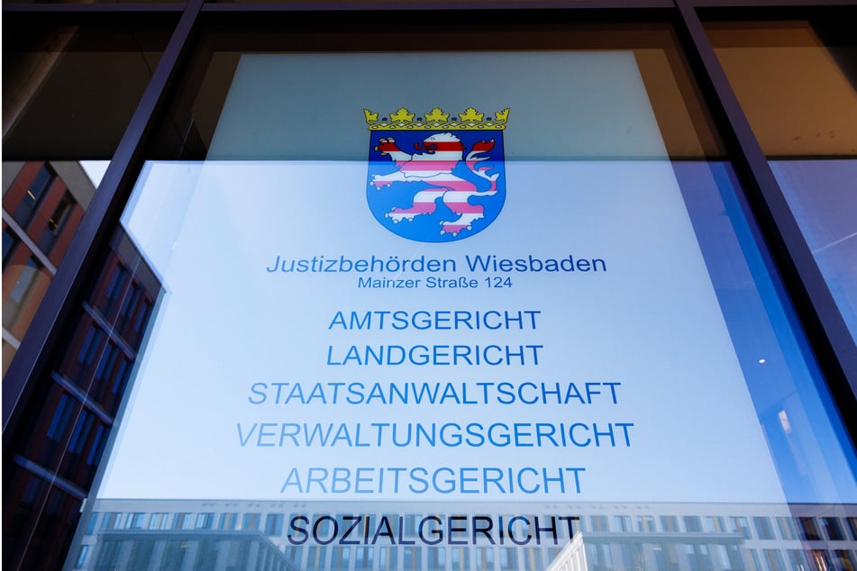 Das Verwaltungsgericht Wiesbaden hat entschieden, dass der Polizist seine Machtbefugnisse missbraucht hat und deswegen nicht weiter im Polizeidienst bleiben kann.