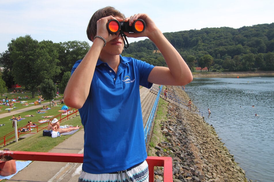 Endlich, Sommer in Sicht! Rettungsschwimmer Paul freut sich.