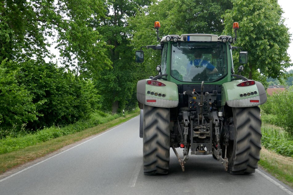 Unter Drogen am Steuer: Traktorfahrer kracht in Auto und flüchtet!