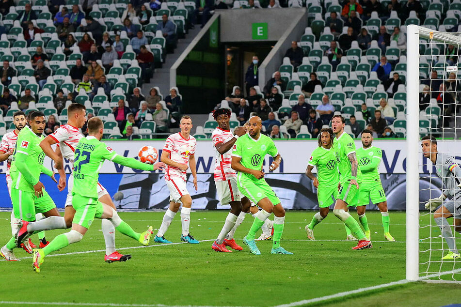 Überrascht von der sich plötzlich ergebenden Großchance schoss Willi Orban (3.v.l.) den Ball in der 78. Minute über die Latte.