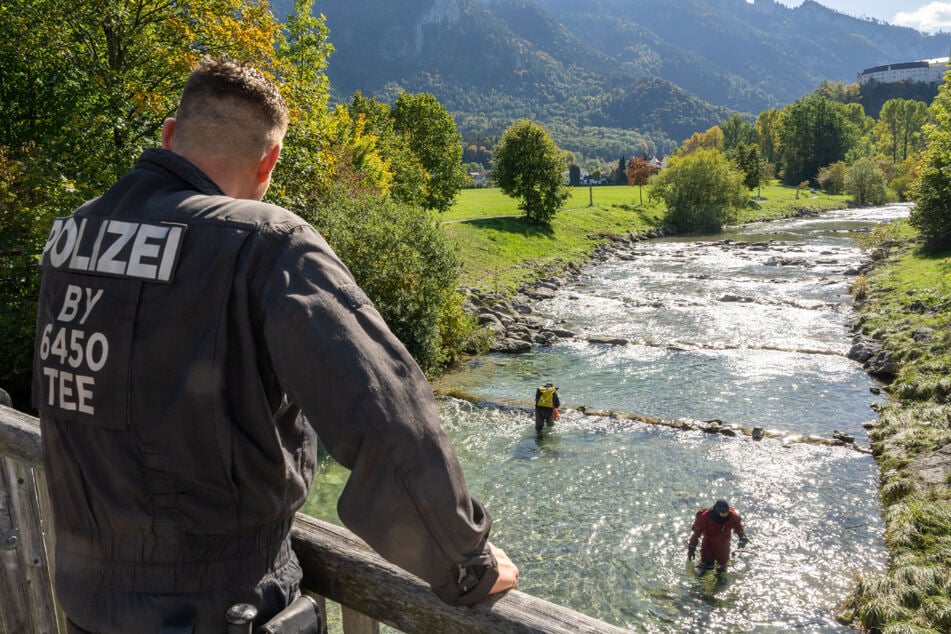 Polizeitaucher suchen nach dem Auffinden der Leiche in der Prien nach Spuren.